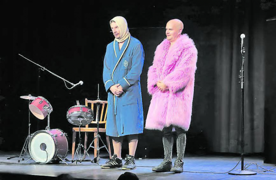 Christian Gysi (links) und Bruno Maurer als «Pasta del Amore». Die beiden noch unter 50-Jährigen schlüpfen in verschiedene Rollen und machen kein Geheimnis daraus, dass auch sie nicht «forever young» sind (Bild: rc.)