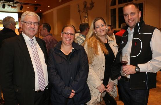 Erfolgreiche Zusammenarbeit: (v.l.): Erwin Rosenast, Vertreter von AAR bus+bahn, Sylvie Minnig und Nicole Schmid, Vertreterinnen vom Wynentaler Blatt und WYNAexpo-Chef Christian Schweizer