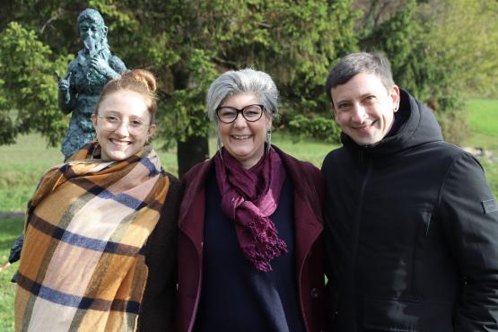 Sie stehen im Sommer 2024 im Rampenlicht: Das «Vogellisi» als Statue und alias Sophie Niederberger ganz links − zusammen mit Mutter Sabine Niederberger und Regisseur Rolf Sommer. (Bilder: Remo Conoci)