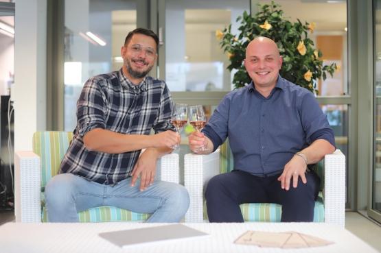 Anstossen auf eine gute Zusammenarbeit und auf einen besonderen Event: Modestino Capilato von der Procava AG (rechts) und Cris Haller, Atrium-design AG.(Bild: rc.)