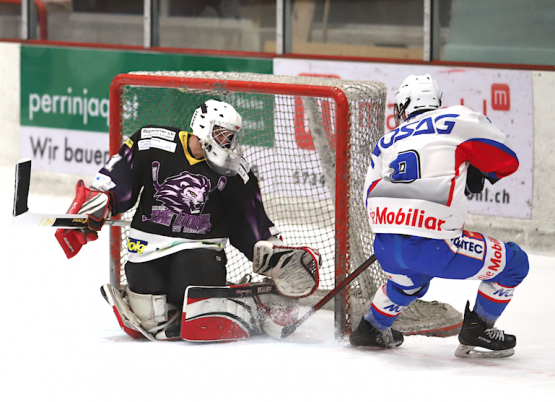 Reinachs Torhüter Joel Christen lässt gegen Wohlens Raphael Amstutz durch (Bild: Remo Conoci)